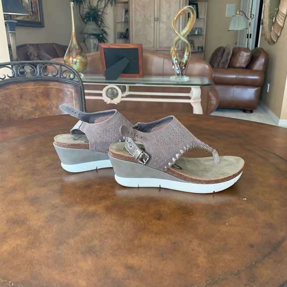 Shoes - Picture 5 of 6